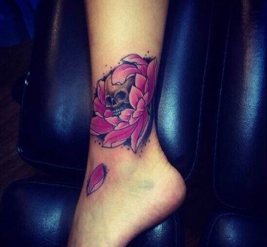 漂亮腿部个性彩色玫瑰骷髅纹身图案