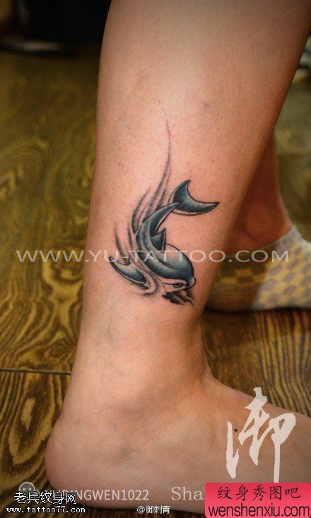 脚踝彩色鲨鱼纹身图案