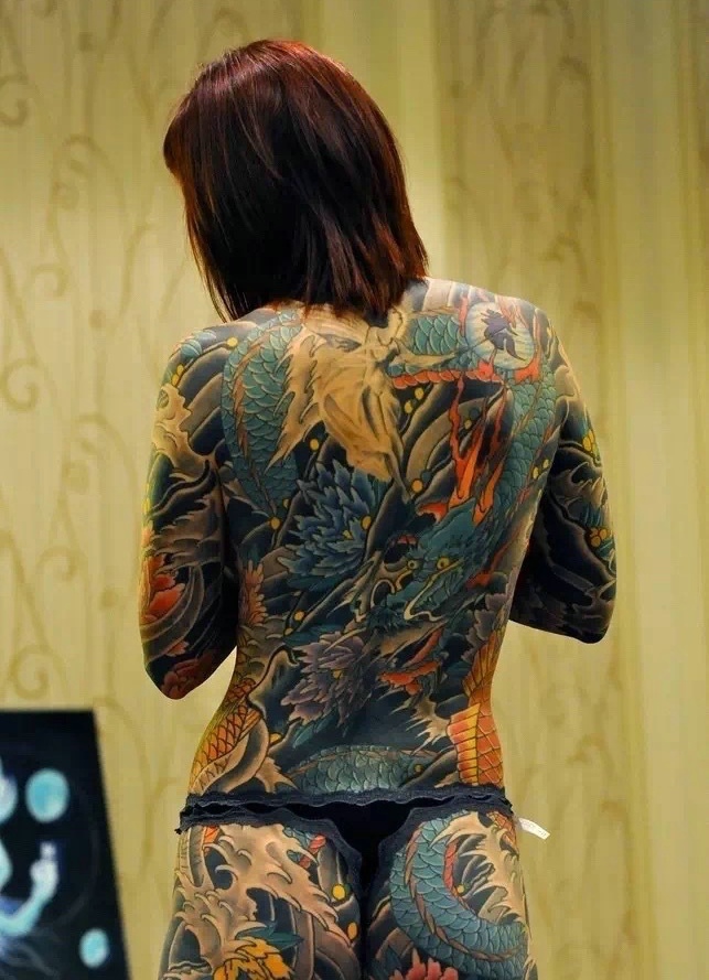 个性女孩满背疯狂的大邪龙纹身图案