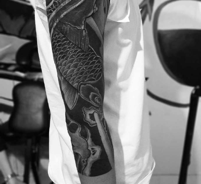 手臂黑黑一片的黑鲤鱼纹身刺青