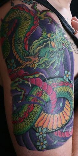 大臂个性的绿色龙纹身图案