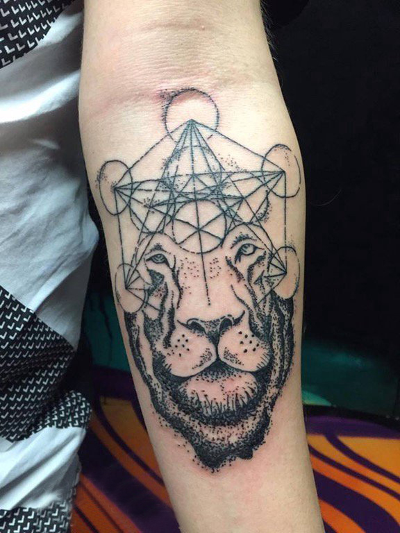 男生手臂上几何和狮子纹身图片纹身黑色