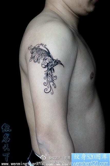 男生手臂好看的图腾蜂鸟纹身图片