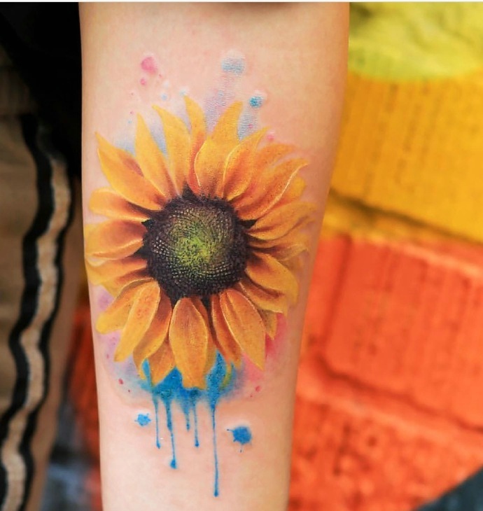 一套彩色的花儿在皮肤上盛开纹身刺青
