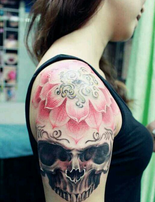 女生手臂漂亮的莲花骷髅纹身