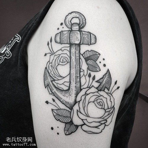手臂黑灰船锚玫瑰花纹身图案