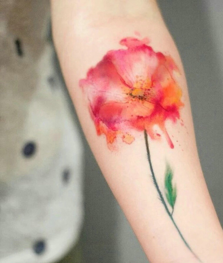 手臂一只鲜艳的花朵纹身图案