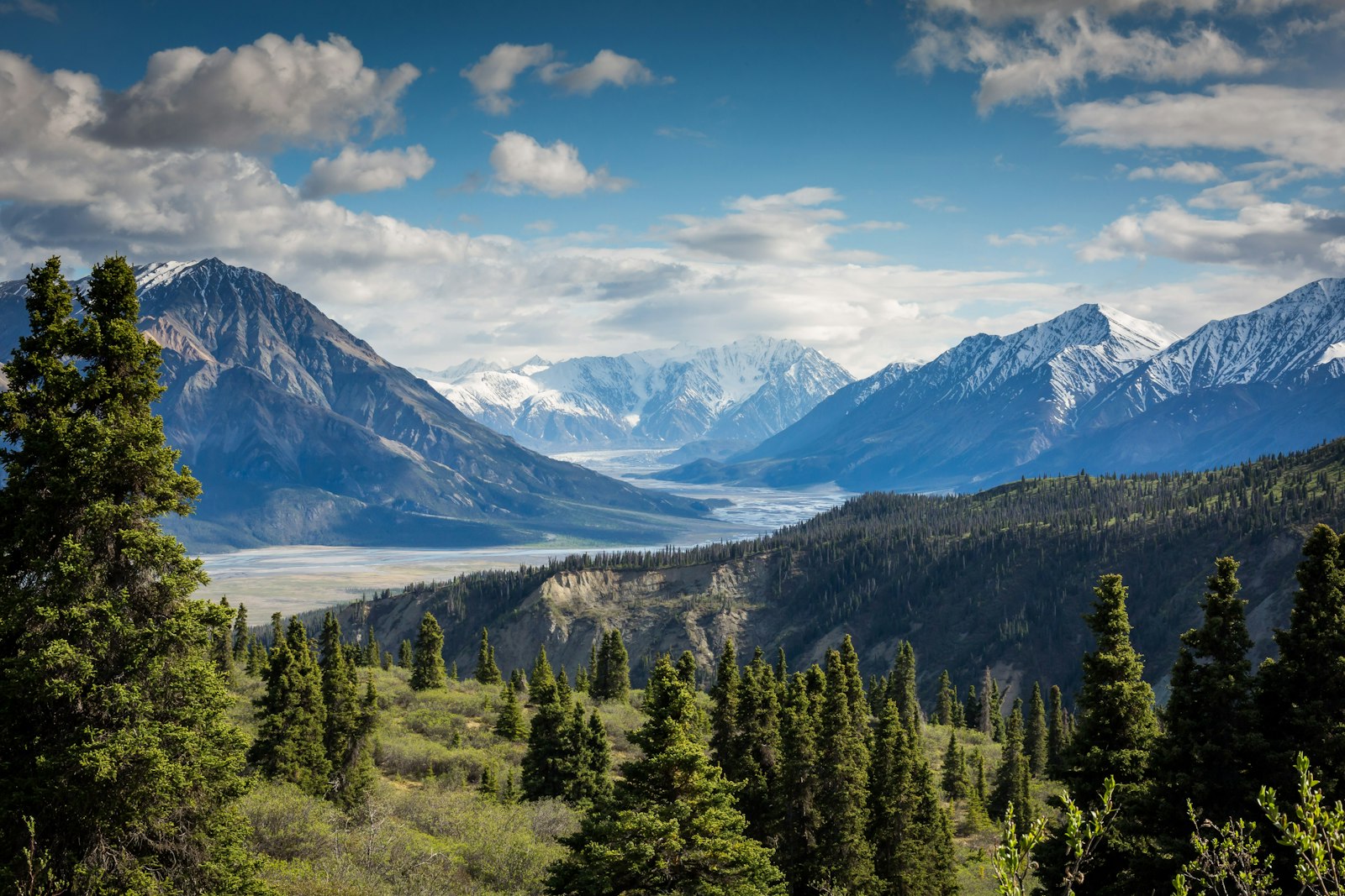 Bergpanorama mit schneebedeckten Alpengipfeln und Tal davor
